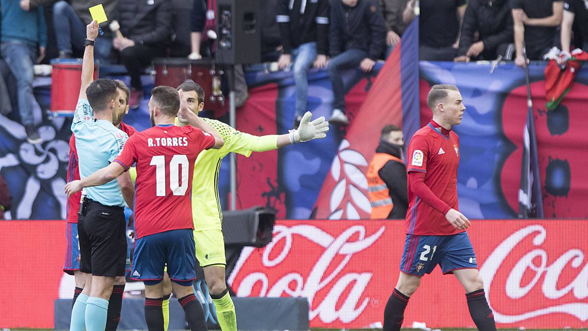 Los jugadores de Osasuna se quejan al árbitro.