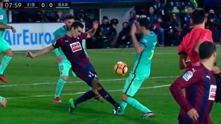 Gonzalo Escalante propina un brutal pisotón a Sergio Busquets durante el Eirbar-Barcelona, partido de LaLiga Santander 2016-2017 disputado en el Estadio de Ipurúa.