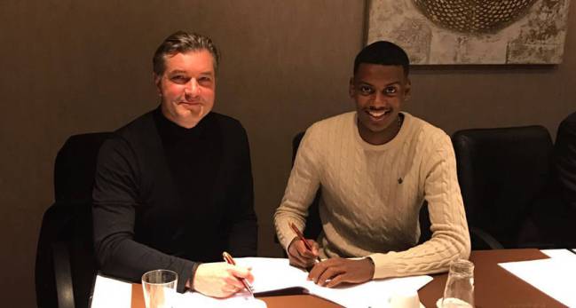 Foto de la firma del contrato con Isak difundida por el Dortmund