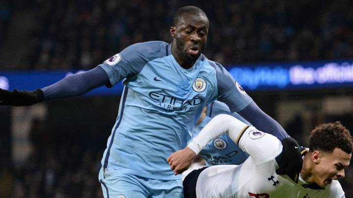 Yaya Toure le dice a un compañero que sea más 'piscinero'