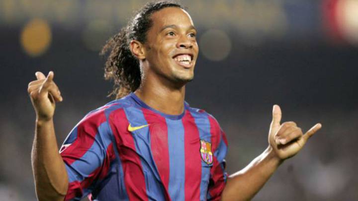 Ronaldinho Gaúcho celebra un tanto con el Barça