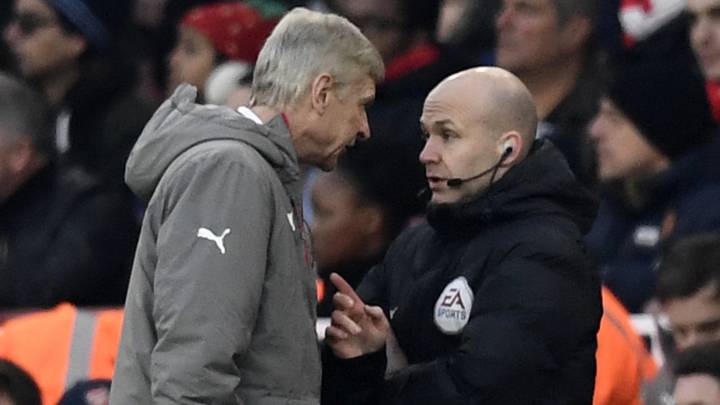 Wenger contra el árbitro.