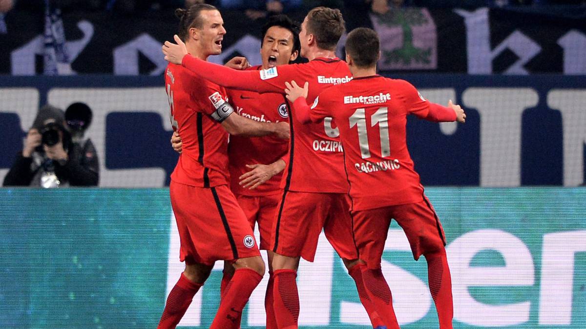 Los jugadores del Eintracht celebran un gol