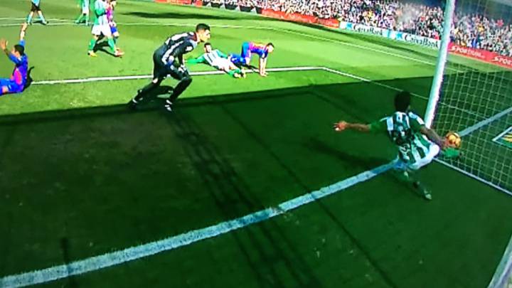 El balón rebasa completamente la línea.