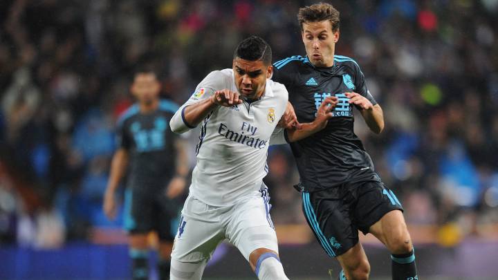 Henrique Casemiro lucha por un balón con Sergio Canales durante el Real Madrid 3-0 Real Sociedad, partido de LaLiga Santander 2016-2017 disputado en el Santiago Bernabéu.