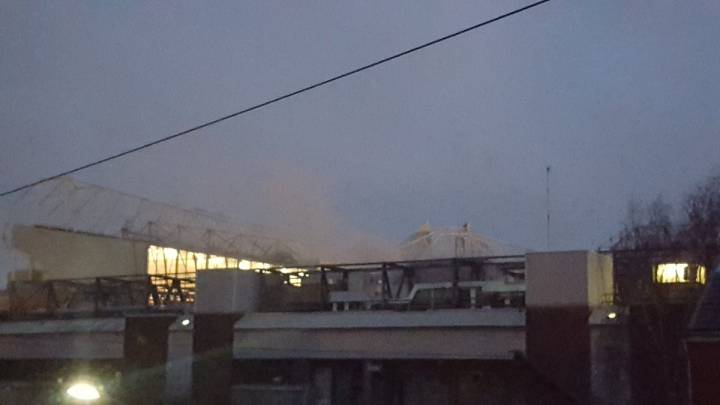 Humo en Old Trafford, estadio del Manchester United.