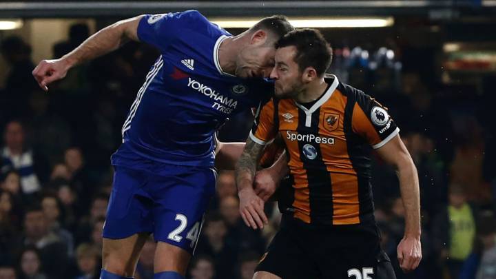 Cabezazo de Cahill a Ryan Mason.
