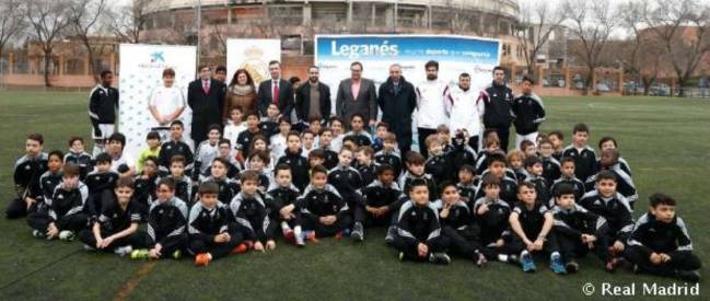 Carvajal con los alumnos de la escuela sociodeportiva para la integración de la Fundación Real Madrid en Leganés.