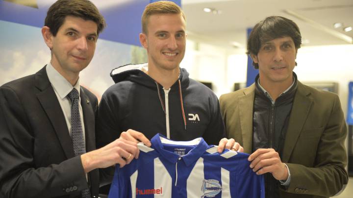 El Alavés presenta al central Ely y anuncia la salida de Pantic