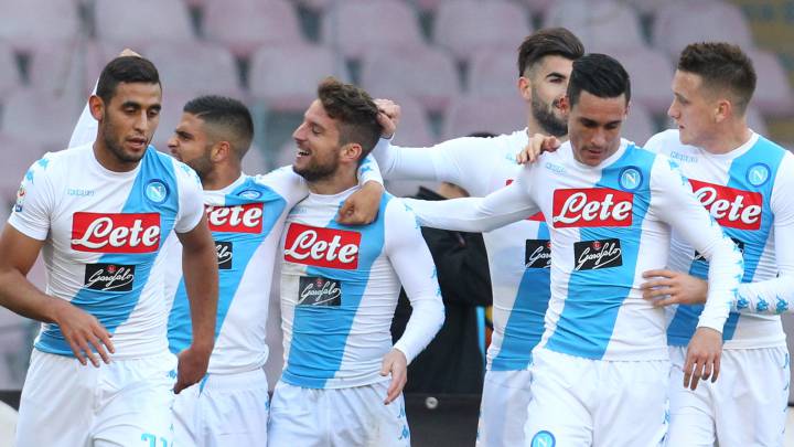 Los futbolistas del Nápoles celebran un gol en la Serie A con la actual equipación que utilizan ahora en la competición doméstica.