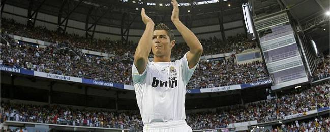 Cristiano Ronaldo aplaude a la afición del estadio Santiago Bernabéu en su presentación como jugador del Real Madrid.