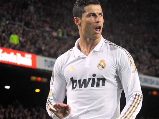 El portugués Cristiano Ronaldo celebra un gol con el Real Madrid en el Camp Nou pidiendo calma a la grada: "Tranquilos, que aquí estoy yo".