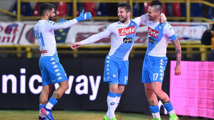 Insigne, Mertens y Hamsik celebran uno de los goles del Nápoles, próximo rival del Real Madrid, al Bolonia.