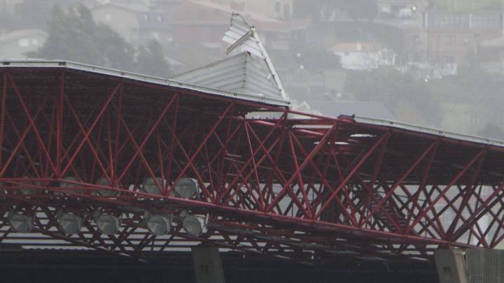 Balaídos, el estadio del Celta de Vigo, con la cubierta dañada por el fuerte temporal en Galicia, que ha obligado a suspender el Deportivo de la Coruña-Real Betis Balompié y el partido entre el conjunto vigués y el Real Madrid.