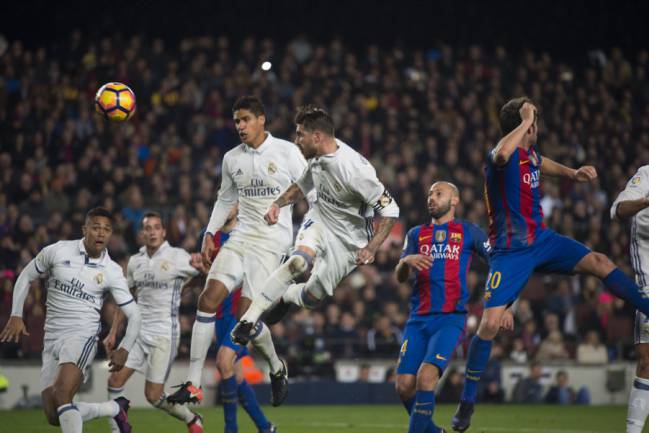 Sergio Ramos hace el gol del empate contra el Barcelona en el Clásico.