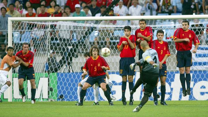 El portero paraguayo, José Luis Chilavert, lanzando una falta ante España.