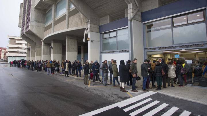 Ayer hubo largas colas en El Sadar para conseguir una entrada (de 40 a 90 euros) y se vendieron todas: habrá llenazo.