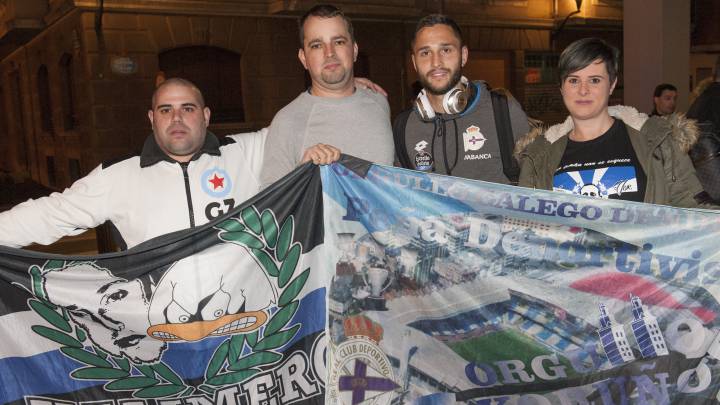Florin Andone posó junto a tres aficionados del Depor y sus banderas en la llegada del equipo al hotel de concentración en Bilbao.