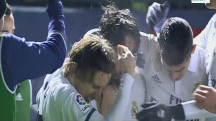 Un objeto tirado desde la grada de El Sadar impacta en el croata Luka Modric cuando los jugadores de Zidane celebran el 1-2, obra de Isco, durante el Osasuna-Real Madrid, partido de LaLIga Santander 2016-2017.