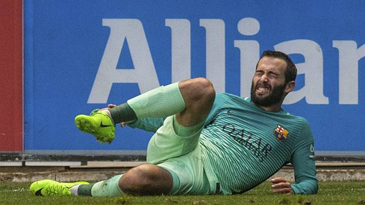 Aleix Vidal sobre el césped de Mendizorroza.