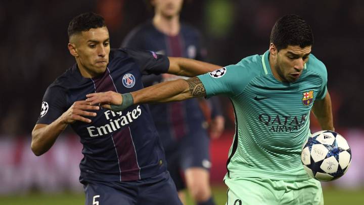 El defensa brasileño Marquinhos forcejando con Luis Suárez.