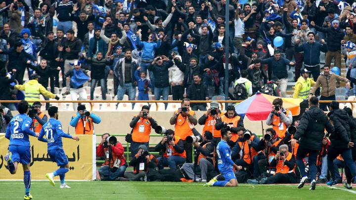Impiden entrar a 8 mujeres iraníes a un estadio de fútbol