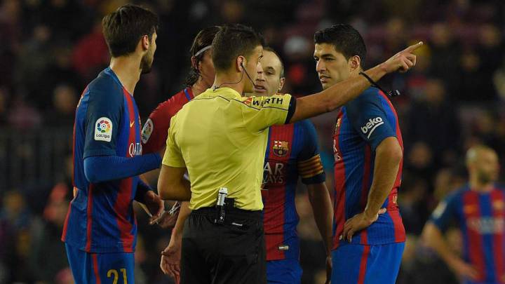 Luis Suárez, en el momento en el que el colegiado le muestra la tarjeta roja en el Camp Nou frente al Atlético.