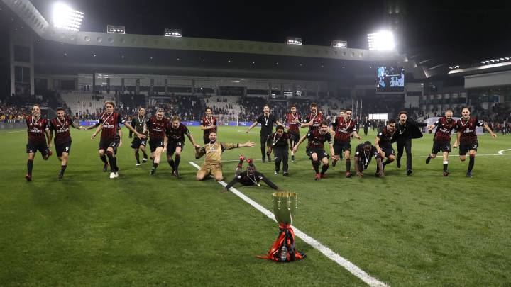 Los jugadores del Milan celebran la supercopa de Italia