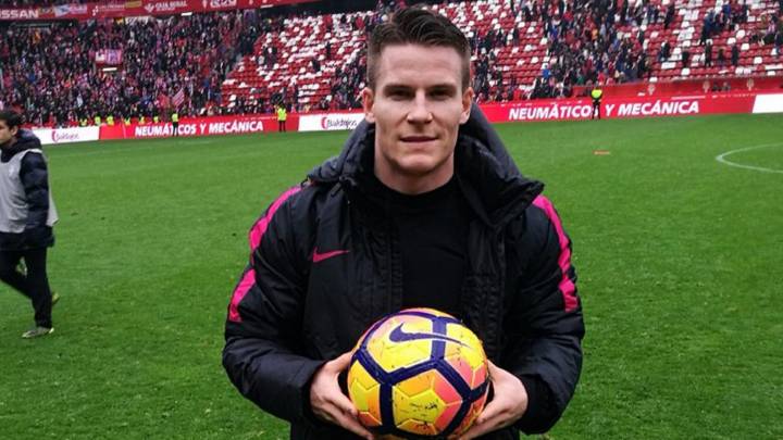 Gameiro con el balón tras su hat-trick.