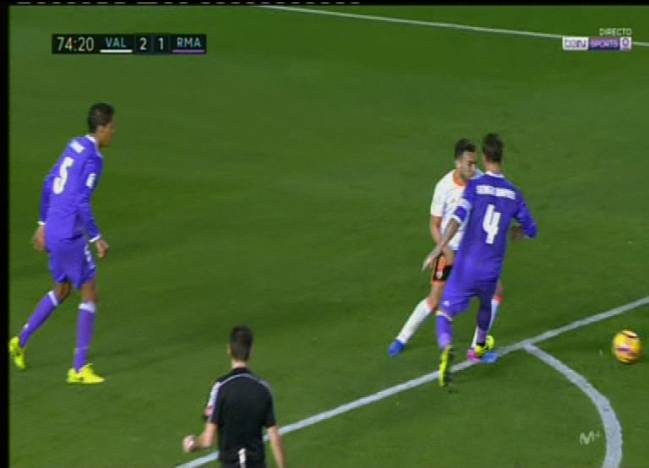 Posible penalti de Sergio Ramos a Munir.