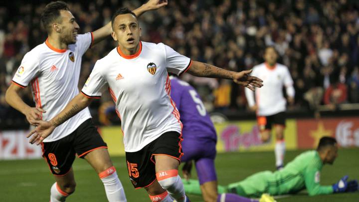 El centrocampista chileno del Valencia CF, Fabián Ariel Orellana, celebra su gol ante el Real Madrid, el segundo del equipo, durante el partido correspondiente a la 16 jornada de Liga aplazado, que ambos equipos juegan en el estadio de Mestalla.