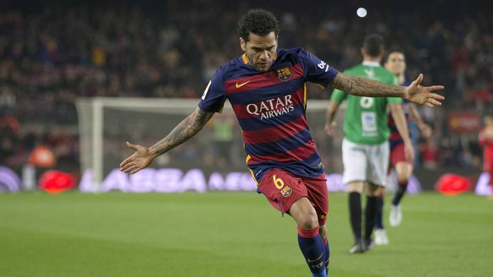 El lateral derecho brasileño, Dani Alves, durante un partido del Barcelona.