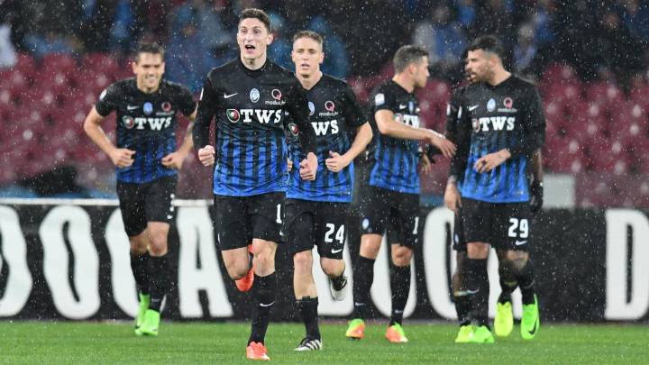 Atalanta's Mattia Caldara (2L) jubilates after scoring the goal during the Italian Serie A soccer match SSC Napoli vs Atalanta BC at San Paolo stadium in Naples, Italy, 25 February 2017.