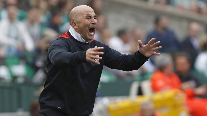 El entrenador del Sevilla, el argentino Jorge Sampaoli, da indicaciones a sus jugadores durante el partido correspondiente a la vigésima cuarta jornada de LaLiga Santander disputado ante el Betis esta tarde en el estadio Benito Villamarín.