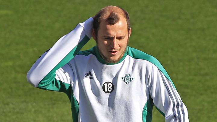Roman Zozulya se entrena con el Betis a la espera de que el Rayo resuelva su futuro.