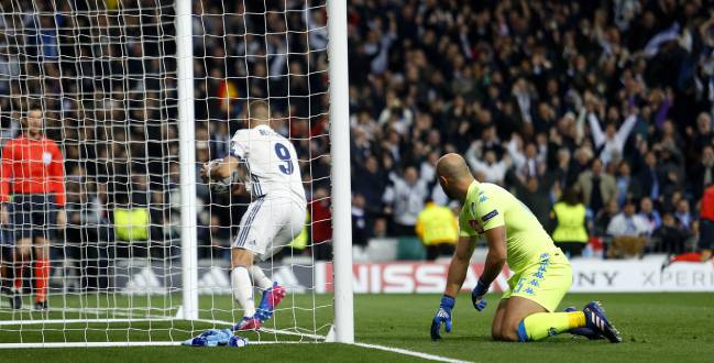El francés Karim Benzema celebra el 1-1 del Real Madrid 3-1 Nápoles, partido de ida de octavos de final de la Champions League disputado en el Santiago Bernabéu.