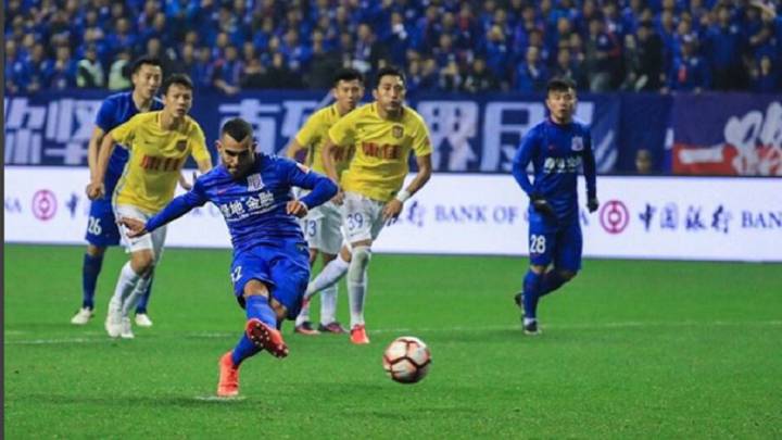 Tévez marca de penalti.