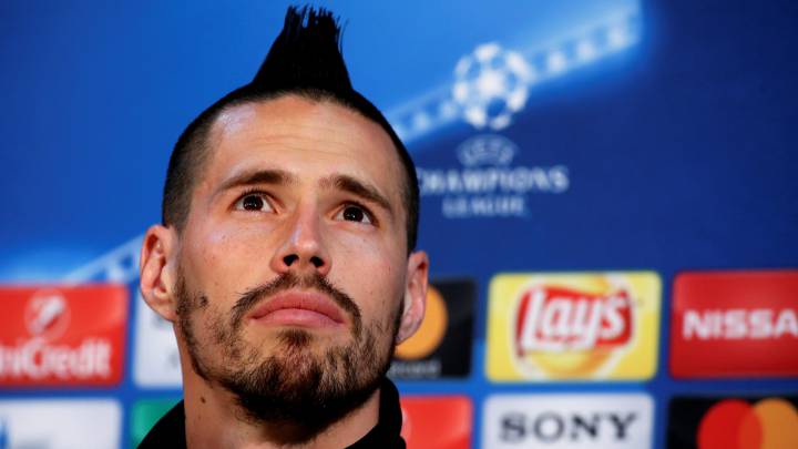 Hamsik en rueda de prensa.