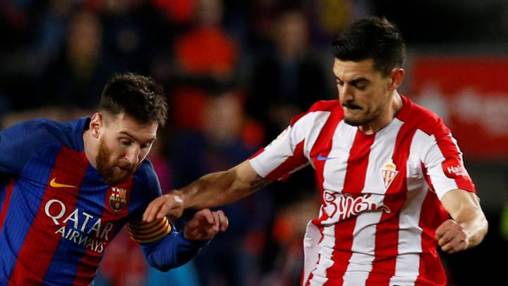 Sergio Álvarez, midiéndose a Messi.