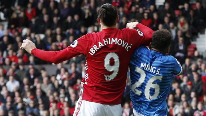 Ibrahimovic propina un codazo a Mings.