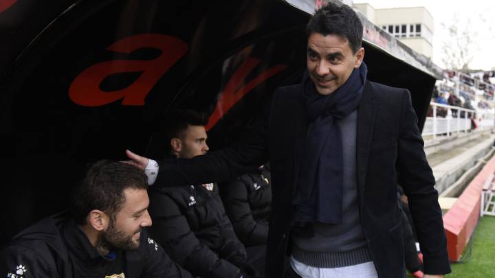 El técnico del Rayo, Míchel, en el banquillo de Vallecas.