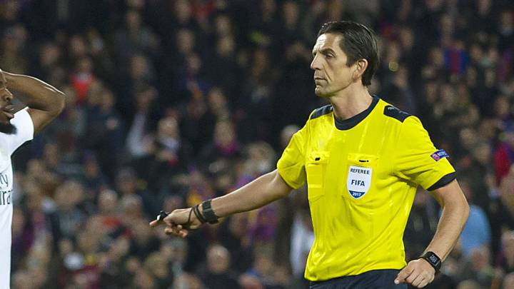 Denis Aytekin, durante el Barcelona-PSG.