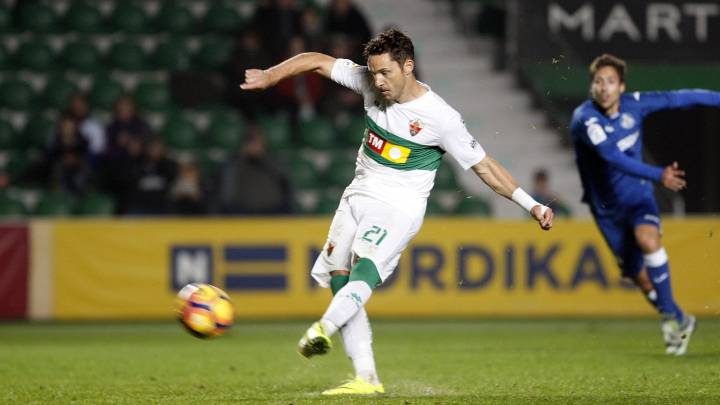 Edu Albacar tira un penalti ante el Getafe.