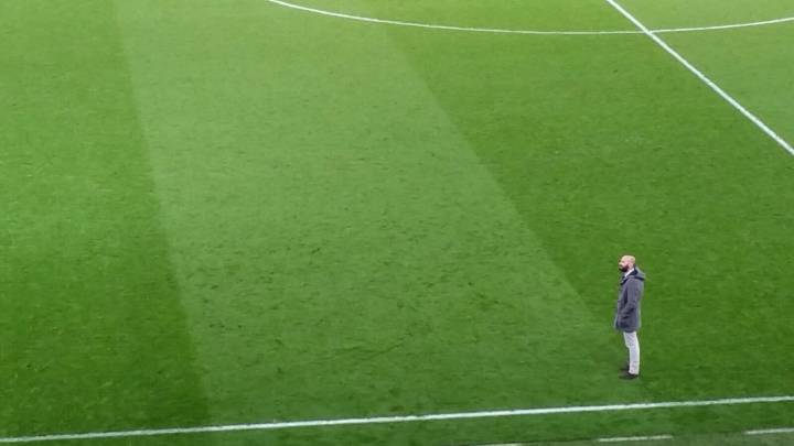 El director deportivo del Sevilla, Monchi, sobre el terreno de juego.