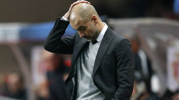 El entrenador Pep Guardiola, del Manchester City observa el juego ante el AS Mónaco hoy, miércoles 15 de marzo de 2017, durante su partido de la Liga de Campeones de la UEFA en el estadio Louis II en Mónaco (Mónaco).