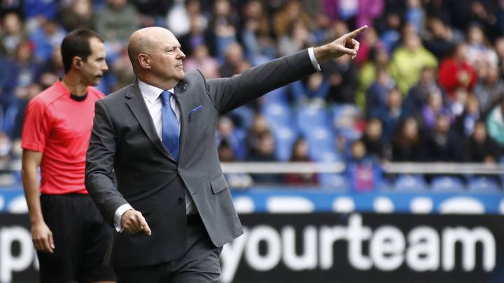 Pepe Mel da indicaciones en el Depor-Barcelona de Riazor en el que el conjunto coruñés se impuso por 2-1.