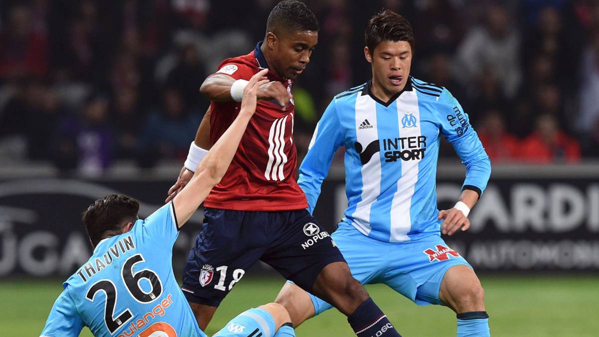 Lille's French defender Franck Beria (C) vies with Olympique de Marseille's French midfielder Florian Thauvin (L) and Olympique de Marseille's Japanese defender Hiroki Sakai during the French L1 football match between Lille OSC (LOSC) and Marseille on March 17, 2017 at the Pierre-Mauroy Stadium in Villeneuve d'Ascq, near Lille, northern France.