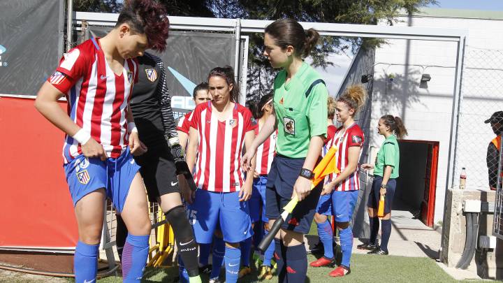 Una árbitra asistente, en el Atlético-Tacuense.