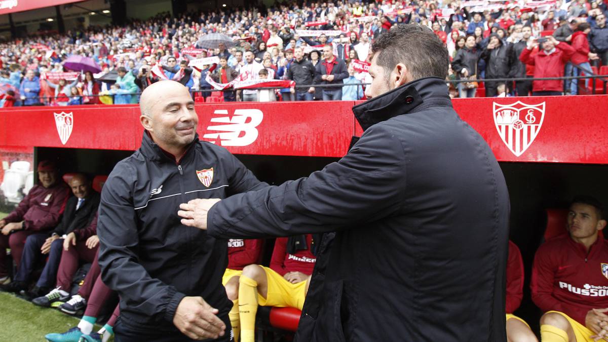 Jorge Sampaoli y Diego Pablo Simeone se saludan en el Pizjuán antes de su entrenamiento en La Liga en la primera vuelta