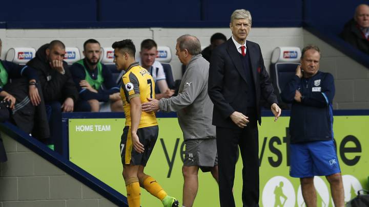 Wenger y Alexis Sánchez en el momento del cambio